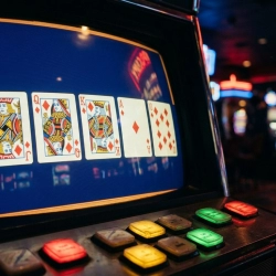 Video poker Jacks or Better: pravidlá, výplatná tabuľka 9/6 a základná stratégia